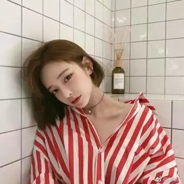 穿一只红鞋的男人